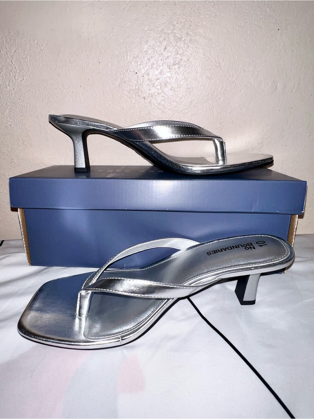 No Boundaries Women’s Kitten Heel Thong Sandals Size 10